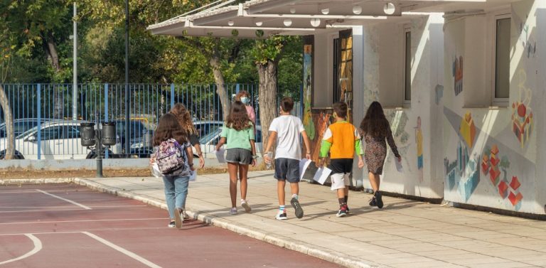 Πύργος: Αρνητής γονιός απείλησε ότι θα πάει σχολείο με καραμπίνα