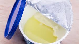 Γιατί να μην χύνετε το υγρό που κάθεται πάνω στο γιαούρτι